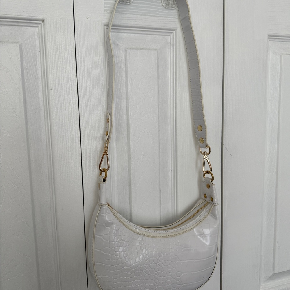 Elegant White Croc-Embossed Shoulder Bag